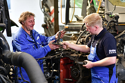 Ein Achsölwechsel in der Werkstatt der Ein Ölwechsel an einem Traktor in der Werkstatt der Martin Sicking GmbH in Stadtlohn