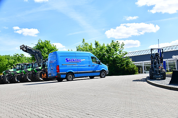 Blauer Firmenwagen von Sicking