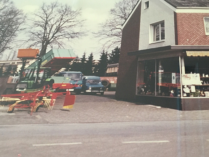 Martin Sicking übernimmt Bild von 1987 zeigt Landmaschinenanhänger und Gebäude