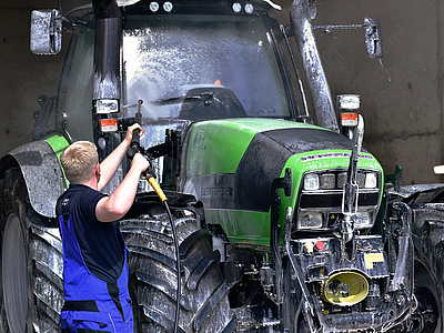 Ein Traktor in der Wäsche bei der Martin Sicking GmbH in Stadtlohn