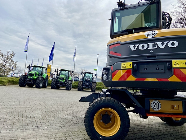 Verschiedene Landmaschinen und ein Baugerät auf dem Platz der Martin Sicking GmbH in Stadtlohn
