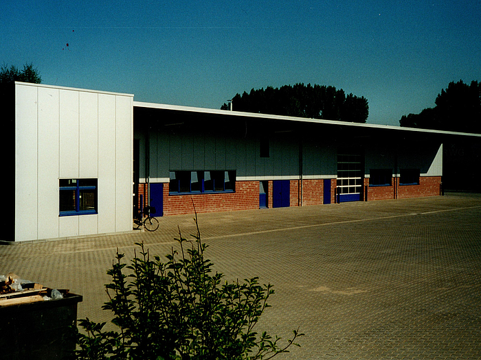 Einzug in den Neubau Bild von 2001 zeigt fertiggestellte Halle des Sicking Standorts in Stadtlohn