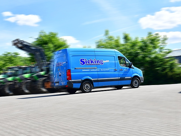 Blauer Firmenwagen von Sicking