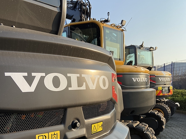 Kompakte VOLVO CE Baumaschinen auf dem Platz der Martin Sicking GmbH in Stadtlohn, fotografiert von hinten.