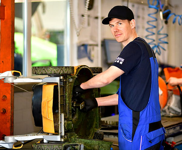 Mitarbeiter in der Kleingerätewerkstatt von Sicking 