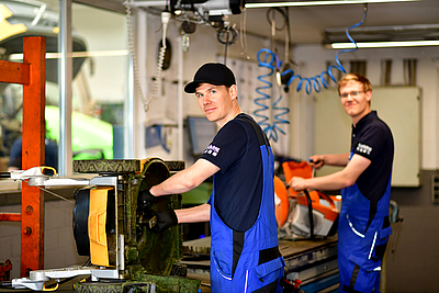 Mitarbeiter in der Kleingerätewerkstatt von Sicking 