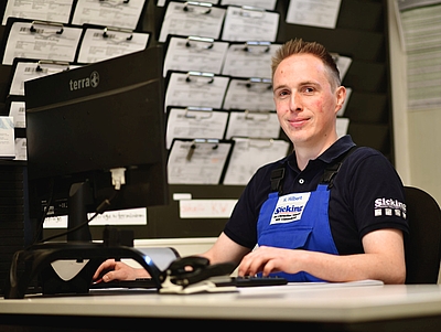 Ein Mitarbeiter der Martin Sicking GmbH in Stadtlohn am PC.