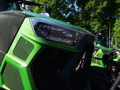 Ein Traktor von Deutz-Fahr bei der Das Kleingeräte-Team der Martin Sicking GmbH in Stadtlohn