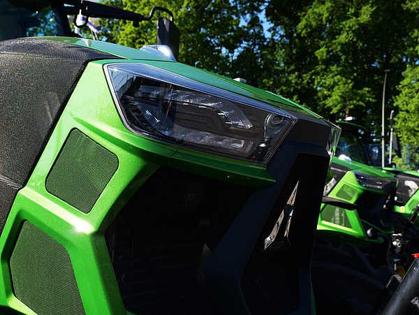 Ein Traktor von Deutz-Fahr bei der Das Kleingeräte-Team der Martin Sicking GmbH in Stadtlohn