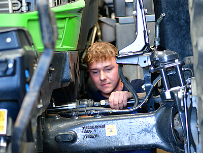 Ein Ölwechsel an einem Traktor in der Werkstatt der Martin Sicking GmbH in Stadtlohn