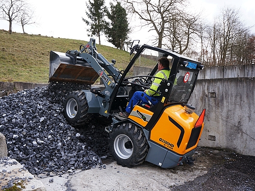 Radlader Giant G2500 X-tra HD im Einsatz