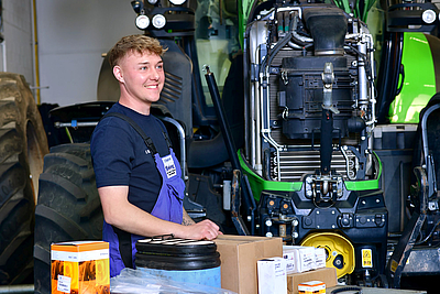 Fröhlicher Mitarbeiter beim arbeiten
