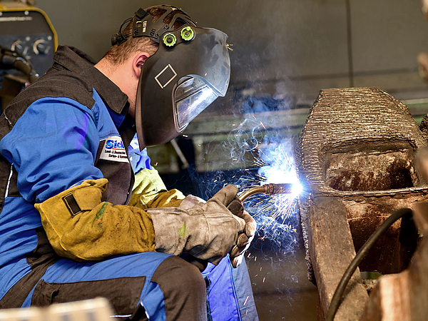 Ein Mitarbeiter der Martin Sicking GmbH in Stadtlohn in der Schlosserei.