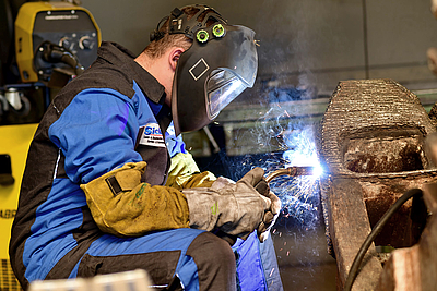 Ein Mitarbeiter der Martin Sicking GmbH in Stadtlohn in der Schlosserei.
