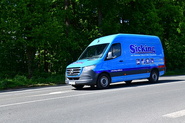 Blauer Firmenwagen unterwegs zum Kunden