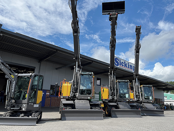 VOLVO CE Kompakt-Bau­maschinen nebeneinander aufgestellt