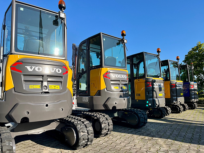 Sicking wird VOLVO Händlerpartner Mehrere Volvo Minibagger nebeneinander aufgestellt