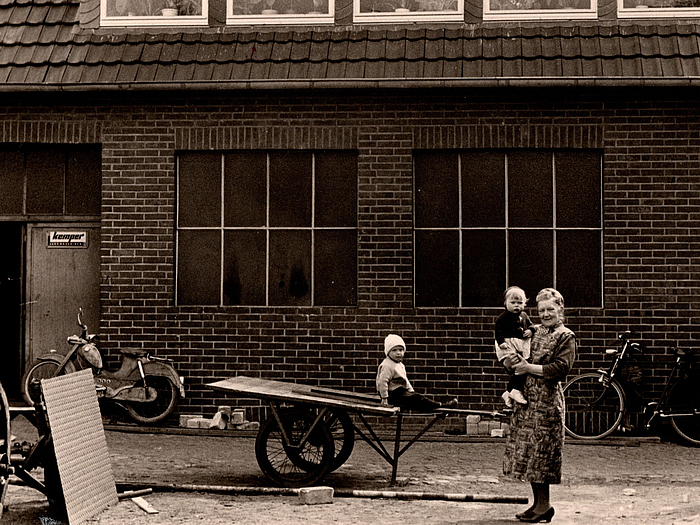 Die ersten Traktoren rollen in die Werkstatt Martin Sicking GmbH Bild aus 1966 zeigt Familie Sicking mit Kindern