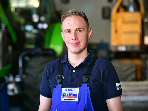 Ein Mitarbeiterfoto der Ein Achsölwechsel in der Werkstatt der Martin Sicking GmbH in Stadtlohn