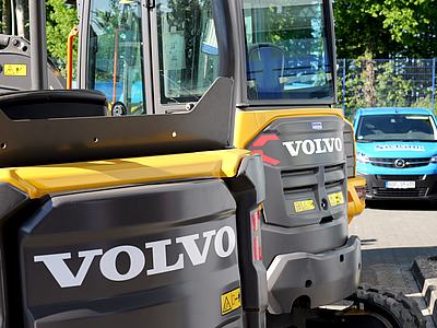 Schrägansicht vom Logo der VOLVO Baumaschinen